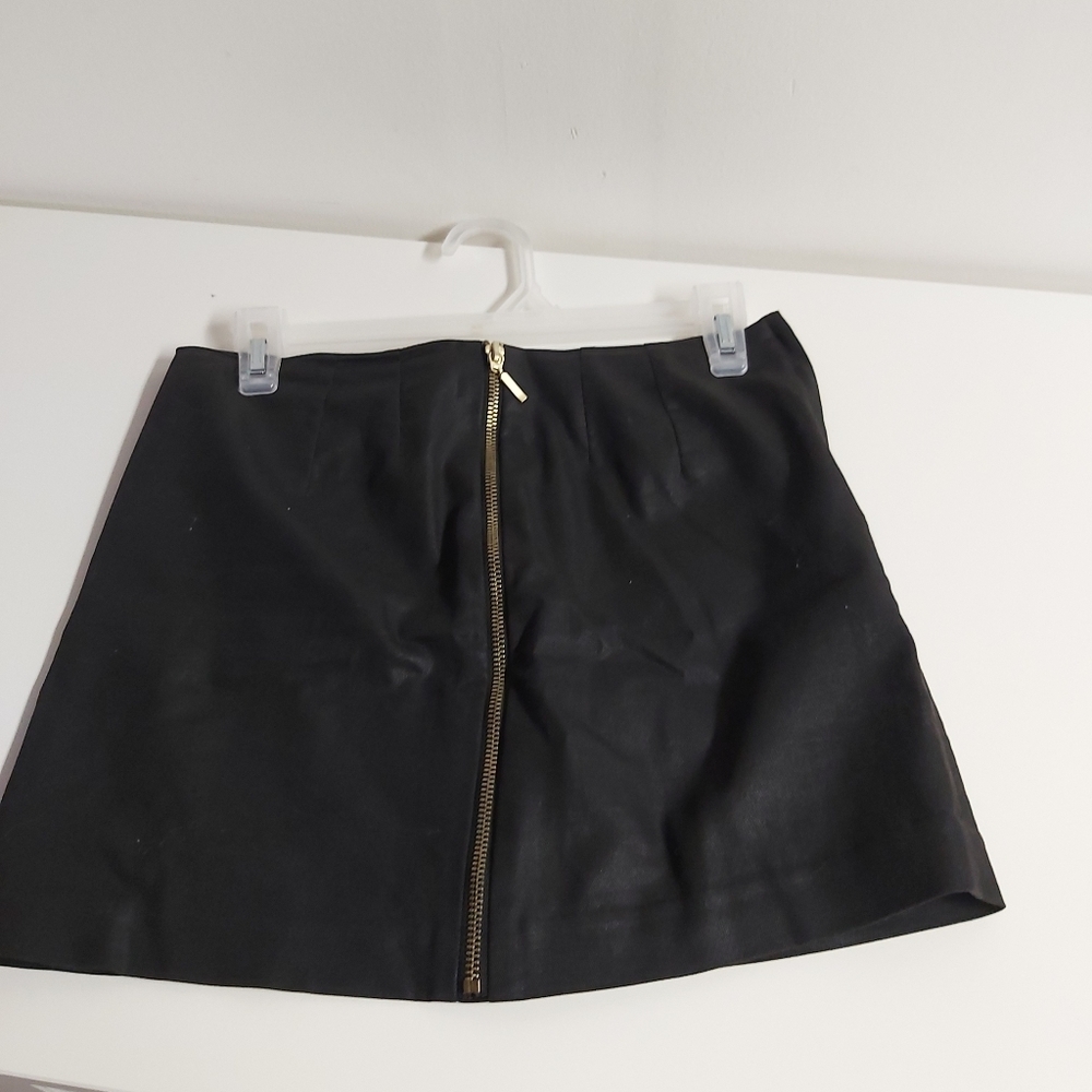 🤯 2/$15 H&M Shiny Black Zippered Skirt Size 6 - Picture 2 of 2